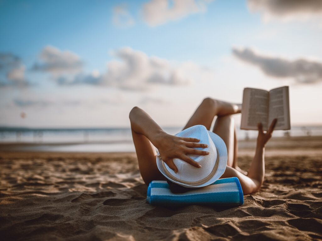Donna che legge sulla spiaggia